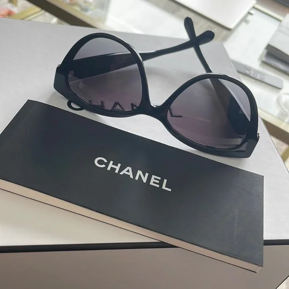 CHANEL | Accessories | Chanel Butterfly Sunglasses Ref5477  display picture 3